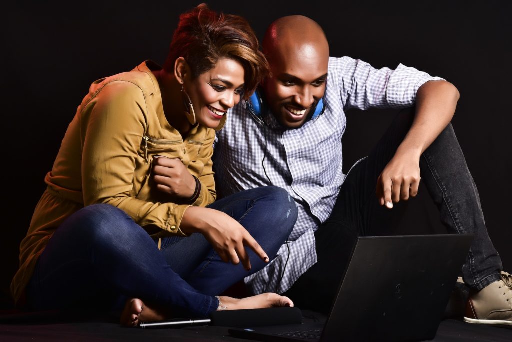 couple watching netflix